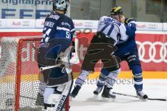 DEL - Eishockey - ERC Ingolstadt - Schwenninger Wild Wings - Saison 2016/2017 - Benedikt Schopper (#11 ERCI) -  71 Jerome Samson (Schwenninger Wild Wings) im Zweikampf - Boxkampf - Foto: Meyer Jürgen