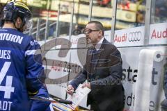 DEL - Eishockey - ERC Ingolstadt - Düsseldorfer EG - Saison 2016/2017 - Tommy Samuelsson (Cheftrainer ERCI) mit der Taktiktafel - Jean-Francois Jacques (#44 ERCI) - Foto: Meyer Jürgen