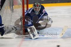 DEL - Eishockey - ERC Ingolstadt - Schwenninger Wild Wings - Torwart Timo Pielmeier (ERC 51) hat den Puck im Visier