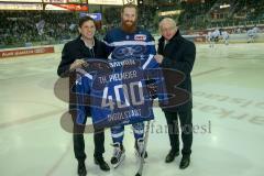 DEL - Eishockey - ERC Ingolstadt - Straubing Tigers - Saison 2016/2017 - Thomas Pielmeier (#50 ERCI) wird für sein 400. DEL Spiel geehrt - links Claus Gröbner Geschäftsführer ERCI - rechts Jiri Ehrenberger Sportdirektor ERCI - Ehrung - Foto: Meyer Jürgen