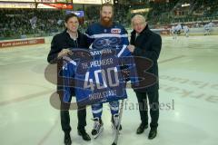 DEL - Eishockey - ERC Ingolstadt - Straubing Tigers - Saison 2016/2017 - Thomas Pielmeier (#50 ERCI) wird für sein 400. DEL Spiel geehrt - links Claus Gröbner Geschäftsführer ERCI - rechts Jiri Ehrenberger Sportdirektor ERCI - Ehrung - Foto: Meyer Jürgen