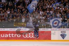 DEL - Eishockey - ERC Ingolstadt - Krefeld Pinguine - Saison 2016/2017 - Petr Pohl (#33 ERCI) bedankt sich bei den Fans`s - Jubel - Foto: Meyer Jürgen