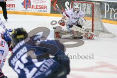 DEL - Eishockey - ERC Ingolstadt - Adler Mannheim - Saison 2016/2017 - Brian Salcido (#22 ERCI) mit einem Schuss auf das Tor - Endras Dennis Torwart (#44 Mannheim) - Foto: Meyer Jürgen