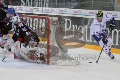 DEL - Eishockey - ERC Ingolstadt - Adler Mannheim - Saison 2016/2017 - Danny Irmen (#19 ERCI) versucht den Bauerntrick - Endras Dennis Torwart (#44 Mannheim) - Foto: Meyer Jürgen