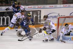 DEL - Eishockey - ERC Ingolstadt - Krefeld Pinguine - Saison 2016/2017 - Danny Irmen (#19 ERCI) - Kyle Sonnenburg (#34 Krefeld) - Patrick Galbraith Torwart (#31 Krefeld) - Foto: Meyer Jürgen