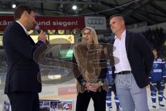 DEL - Eishockey - ERC Ingolstadt - Schwenninger Wild Wings - Verabschiedung von Ex-Panther Jakub Ficenec, bekommt sein Trikot in die Halle. Mit Frau und Sohn