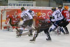 DEL - Eishockey - ERC Ingolstadt - Fischtown Pinguins - Saison 2016/2017 - Darryl Boyce (#10 ERCI)  mit einer Torchance - Jerry Kuhn (Torwart #35 Bremerhaven) - Brian Salcido (#22 ERCI) - Foto: Meyer Jürgen