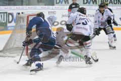 DEL - Eishockey - ERC Ingolstadt - Straubing Tigers - Saison 2016/2017 - Danny Irmen (#19 ERCI) mit einer Torchance - Pätzold Dimitri Torwart (#32 Straubing) - Foto: Meyer Jürgen