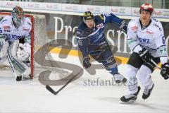 DEL - Eishockey - ERC Ingolstadt - Schwenninger Wild Wings - Saison 2016/2017 - 35 Joseph MacDonald (Torhueter Schwenninger Wild Wings) - Martin Buchwieser (#16 ERCI) - Foto: Meyer Jürgen