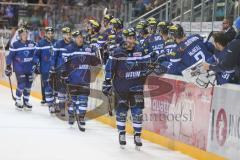 DEL - Eishockey - ERC Ingolstadt - Iserlohn Roosters - Saison 2016/2017 - Brandon Buck (#9 ERCI) nach dem 3:2 Führungstreffer von Brandon Buck (#9 ERCI) - Abklatschen an der der Spielerbank - Patrick Köppchen (#55 ERCI) - Patrick McNeill (#2 ERCI) - Foto: