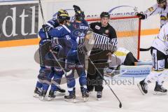 DEL - Eishockey - ERC Ingolstadt - Krefeld Pinguine - Saison 2016/2017 - Darryl Boyce (#10 ERCI)  mit dem 2:1 Führungstreffer - Patrick Galbraith Torwart (#31 Krefeld) - Tim Hambly (#41 Krefeld) - Brian Salcido (#22 ERCI) - Foto: Meyer Jürgen