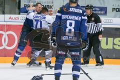 DEL - Eishockey - ERC Ingolstadt - Schwenninger Wild Wings - Saison 2016/2017 - Benedikt Schopper (#11 ERCI) -  71 Jerome Samson (Schwenninger Wild Wings) im Zweikampf - Boxkampf - Foto: Meyer Jürgen