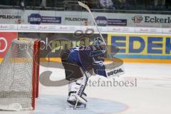 DEL - Eishockey - ERC Ingolstadt - Krefeld Pinguine - Saison 2016/2017 - Timo Pielmeier Torwart (#51 ERCI) schlägt den Schläger auf das Eis - Foto: Meyer Jürgen