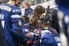 DEL - Eishockey - ERC Ingolstadt - Düsseldorfer EG - Saison 2016/2017 - Tommy Samuelsson (Cheftrainer ERCI) mit der Taktiktafel und Thomas Oppenheimer (#8 ERCI) - David Elsner (#61 ERCI) - Foto: Meyer Jürgen