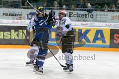 DEL - Eishockey - ERC Ingolstadt - Schwenninger Wild Wings - Saison 2016/2017 - Benedikt Schopper (#11 ERCI) -  71 Jerome Samson (Schwenninger Wild Wings) im Zweikampf - Boxkampf - Foto: Meyer Jürgen