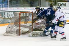 DEL - Eishockey - ERC Ingolstadt - Eisbären Berlin - Saison 2016/2017 - Thomas Oppenheimer (#8 ERCI) mit dem 2:0 Führungstreffer - jubel - Bruno Gervais (#3 Berlin) - - Petri Vehanen (Torwart #31 Berlin) - Foto: Meyer Jürgen