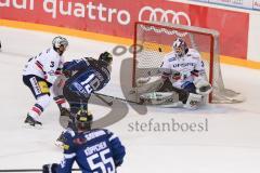 DEL - Eishockey - ERC Ingolstadt - Eisbären Berlin - Saison 2016/2017 - Danny Irmen (#19 ERCI) - Petri Vehanen (Torwart #31 Berlin) - Foto: Meyer Jürgen