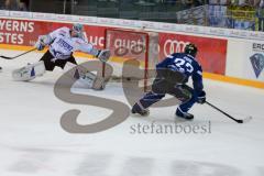 DEL - Eishockey - ERC Ingolstadt - Schwenninger Wild Wings - Saison 2016/2017 - Petr Pohl (#33 ERCI) schiesst das erste Tor in der Saison - 1:0 Führung - jubel - 34 Dustin Strahlmeier (Torhueter Schwenninger Wild Wings) - Foto: Meyer Jürgen