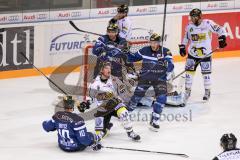 DEL - Eishockey - ERC Ingolstadt - Krefeld Pinguine - Saison 2016/2017 - Darryl Boyce (#10 ERCI)  mit dem 2:1 Führungstreffer - Patrick Galbraith Torwart (#31 Krefeld) - Tim Hambly (#41 Krefeld) - Brian Salcido (#22 ERCI) - Foto: Meyer Jürgen