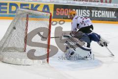 DEL - Eishockey - ERC Ingolstadt - Fischtown Pinguins - Saison 2016/2017 - Cory Quirk (#11 Bremerhaven) trifft zum 2:3 Sieg durch Penalty - Timo Pielmeier Torwart (#51 ERCI) - Foto: Meyer Jürgen