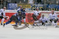 DEL - Eishockey - ERC Ingolstadt - Schwenninger Wild Wings - Saison 2016/2017 - Petr Pohl (#33 ERCI) mit einem Schuss auf das Tor - 35 Joseph MacDonald (Torhueter Schwenninger Wild Wings) - Foto: Meyer Jürgen