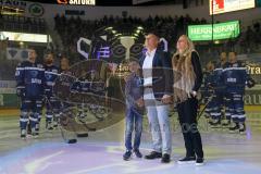 DEL - Eishockey - ERC Ingolstadt - Schwenninger Wild Wings - Verabschiedung von Ex-Panther Jakub Ficenec, bekommt sein Trikot in die Halle. Mit Frau und Sohn