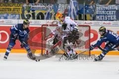 DEL - Eishockey - ERC Ingolstadt - Fischtown Pinguins - Saison 2016/2017 - John Laliberte (#15 ERCI) mit einer Torchance - Jerry Kuhn (Torwart #35 Bremerhaven) - Brandon Buck (#9 ERCI) - Foto: Meyer Jürgen