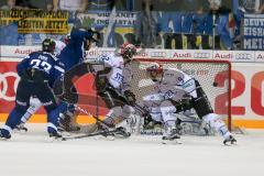 DEL - Eishockey - ERC Ingolstadt - Schwenninger Wild Wings - Saison 2016/2017 - Petr Pohl (#33 ERCI) mit einem Schuss auf das Tor - 35 Joseph MacDonald (Torhueter Schwenninger Wild Wings) - Foto: Meyer Jürgen