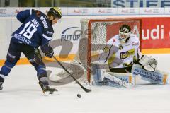 DEL - Eishockey - ERC Ingolstadt - Krefeld Pinguine - Saison 2016/2017 - Danny Irmen (#19 ERCI) trifft den Puck nicht - Patrick Galbraith Torwart (#31 Krefeld) - Foto: Meyer Jürgen