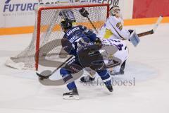 DEL - Eishockey - ERC Ingolstadt - Krefeld Pinguine - Saison 2016/2017 - Darryl Boyce (#10 ERCI)  mit dem 2:1 Führungstreffer - Patrick Galbraith Torwart (#31 Krefeld) - Tim Hambly (#41 Krefeld) - Foto: Meyer Jürgen