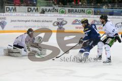 DEL - Eishockey - ERC Ingolstadt - Straubing Tigers - Saison 2016/2017 - Jean-Francois Jacques (#44 ERCI) - Pätzold Dimitri Torwart (#32 Straubing) wehrt ab - Foto: Meyer Jürgen