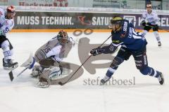 DEL - Eishockey - ERC Ingolstadt - Schwenninger Wild Wings - Saison 2016/2017 - John Laliberte (#15 ERCI) mit einer Torchance - 35 Joseph MacDonald (Torhueter Schwenninger Wild Wings) - Foto: Meyer Jürgen