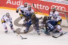 DEL - Eishockey - ERC Ingolstadt - Eisbären Berlin - Saison 2016/2017 - Petr Taticek (#17 ERCI) mit einer Torchance - Brandon Buck (#9 ERCI) - Barry Tallackson (#22 Berlin) - Foto: Meyer Jürgen