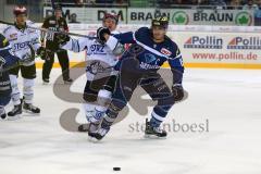 DEL - Eishockey - ERC Ingolstadt - Schwenninger Wild Wings - rechts John Laliberte (ERC 15) setzt sich gegen Marcel Kurth durch