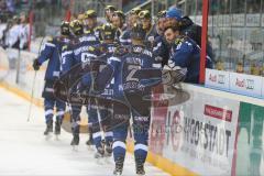 DEL - Eishockey - ERC Ingolstadt - Iserlohn Roosters - Saison 2016/2017 - Der 2:2 Ausgleichstreffer von Danny Irmen (#19 ERCI) - jubel - Abklatschen an der Bande - Foto: Meyer Jürgen
