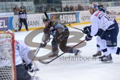 DEL - Eishockey - ERC Ingolstadt - Red Bull München - Petr Pohl (ERC 33) knapp am Tor vorbei von Torwart Danny aus den Birken (33 RBM)