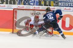 DEL - Eishockey - ERC Ingolstadt - Fischtown Pinguins - Saison 2016/2017 -John Laliberte (#15 ERCI) beim Penalty schiessen - Jerry Kuhn (Torwart #35 Bremerhaven) - Foto: Meyer Jürgen