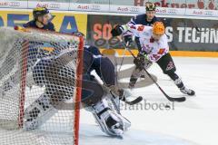 DEL - Eishockey - ERC Ingolstadt - Fischtown Pinguins - Saison 2016/2017 - Timo Pielmeier Torwart (#51 ERCI) - hält den Schuss von Jordan Owens (#44 Bremerhaven) - Foto: Meyer Jürgen