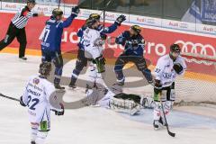 DEL - Eishockey - ERC Ingolstadt - Straubing Tigers - Saison 2016/2017 - Petr Pohl (#33 ERCI) gibt die Vorlage zum 3:2 Führungstreffer von Thomas Greilinger (#39 ERCI) - Petr Taticek (#17 ERCI) - #sb#37# - Climie Matthew Torwart (#33 Straubing) - Foto: Me