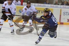 DEL - Eishockey - ERC Ingolstadt - Grizzlys Wolfsburg - Saison 2016/2017 - Brandon Buck (#9 ERCI) - Dotzler Alexander (#7 Wolfsburg) - Foto: Meyer Jürgen
