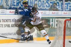 DEL - Eishockey - ERC Ingolstadt - Grizzlys Wolfsburg - Saison 2016/2017 - Danny Irmen (#19 ERCI) - Wurm Armin (#12 Wolfsburg) - Foto: Meyer Jürgen