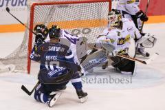 DEL - Eishockey - ERC Ingolstadt - Krefeld Pinguine - Saison 2016/2017 - Darryl Boyce (#10 ERCI)  mit dem 2:1 Führungstreffer - Patrick Galbraith Torwart (#31 Krefeld) - Tim Hambly (#41 Krefeld) - Foto: Meyer Jürgen