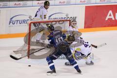 DEL - Eishockey - ERC Ingolstadt - Krefeld Pinguine - Saison 2016/2017 - Darryl Boyce (#10 ERCI)  mit dem 2:1 Führungstreffer - Patrick Galbraith Torwart (#31 Krefeld) - Tim Hambly (#41 Krefeld) - Foto: Meyer Jürgen