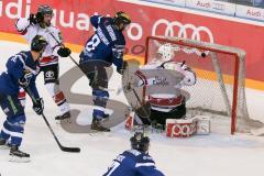 DEL - Eishockey - ERC Ingolstadt - Kölner Haie - Saison 2016/2017 - Thomas Oppenheimer (#8 ERCI) - Gustaf Wesslau Torwart (#29 Köln) - Foto: Meyer Jürgen