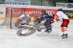 DEL - Eishockey - ERC Ingolstadt - Düsseldorfer EG - Saison 2016/2017 - Thomas Greilinger (#39 ERCI) scheitert an Torwart Mathias Niederberger (Nr.35, Duesseldorfer EG) - Foto: Meyer Jürgen