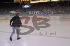 DEL - Eishockey - ERC Ingolstadt - Schwenninger Wild Wings - Verabschiedung von Ex-Panther Jakub Ficenec, bekommt sein Trikot in die Halle. Bedankt sich bei den Fans. Trikot Nr. 38 wird hoch gezogen