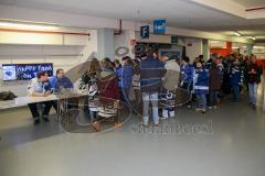 DEL - Eishockey - ERC Ingolstadt - Krefeld Pinguine - Saison 2016/2017 - Fans stehen Schlange für die Karten vom Panther Dinner - Happy Fans - Foto: Meyer Jürgen