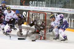 DEL - Eishockey - ERC Ingolstadt - Adler Mannheim - Saison 2016/2017 - Danny Irmen (#19 ERCI) versucht den Bauerntrick - Endras Dennis Torwart (#44 Mannheim) - Foto: Meyer Jürgen