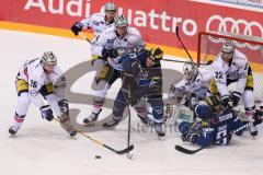 DEL - Eishockey - ERC Ingolstadt - Eisbären Berlin - Saison 2016/2017 - Petr Taticek (#17 ERCI) mit einer Torchance - Brandon Buck (#9 ERCI) - Barry Tallackson (#22 Berlin) - Foto: Meyer Jürgen