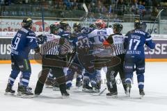 DEL - Eishockey - ERC Ingolstadt - Schwenninger Wild Wings - Saison 2016/2017 - Petr Pohl (#33 ERCI) - Petr Taticek (#17 ERCI) - schlägerei - Zeikampf - Foto: Meyer Jürgen